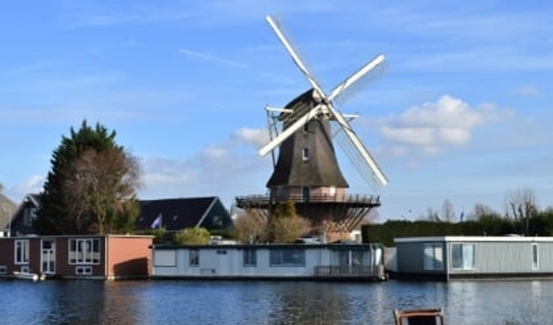 De Molen van Sloten ligt aan de ringvaart op de grens van Amsterdam en de Haarlemmermeer.