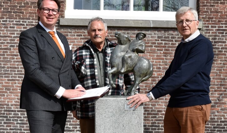 V.l.n.r: Notaris mr. Lars Boellaard, Arnold Beugelsdijk en Piet Vijverberg tekenen de oprichtingsakte bij het beeld ‘Paard en Ruiter’. 