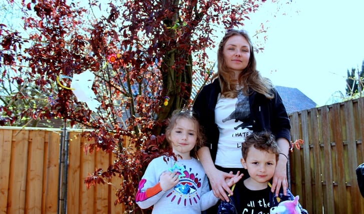 De Oekraïense vluchtelinge Anna Matvieieva (36) hoopt dat haar kinderen David (4) en Mikaela (5) snel naar school kunnen