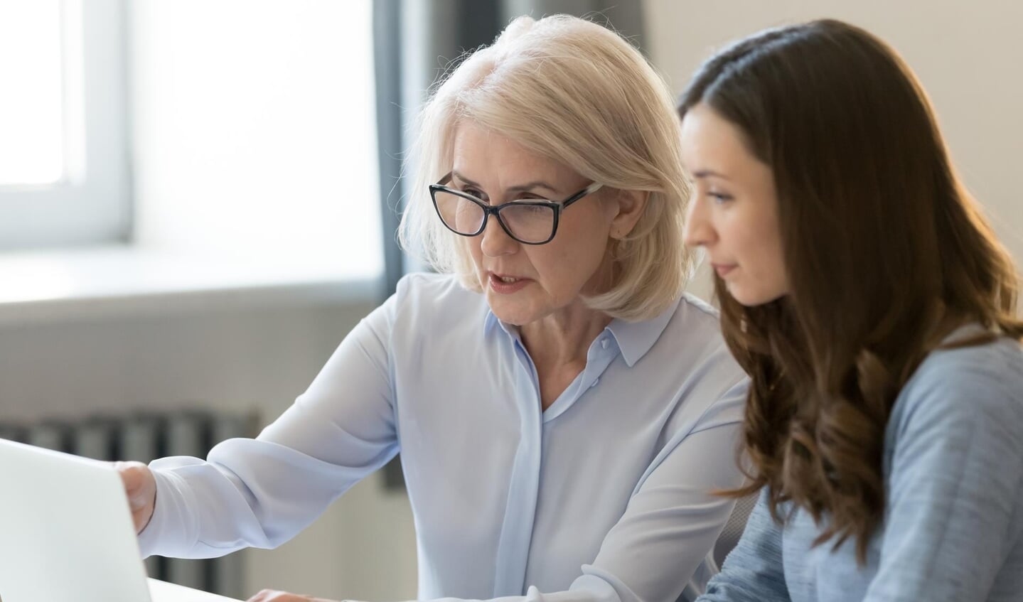 Vrouw biedt hulp bij Herstart invordering Toeslagen.