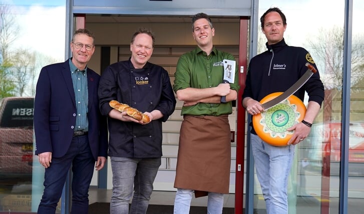 John van de Etos, Ed van bakkerij Jonker, slager Freek en kaasmaker Jelmer heten u van harte welkom in het Hof van Langedijk!  