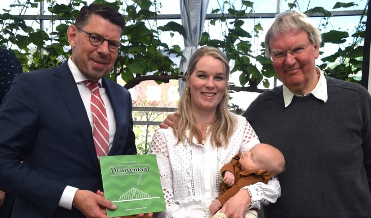 De eerste exemplaren van Druiventaal waren voor burgemeester Bouke Arends en voor baby Anna.