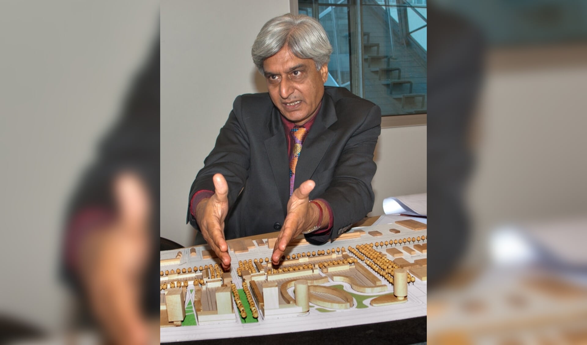 Ashok Bhalotra, ontwerper van het stedenbouwkundig plan van het Balkon op 8 november 2005 bij de maquette van deze wijk.