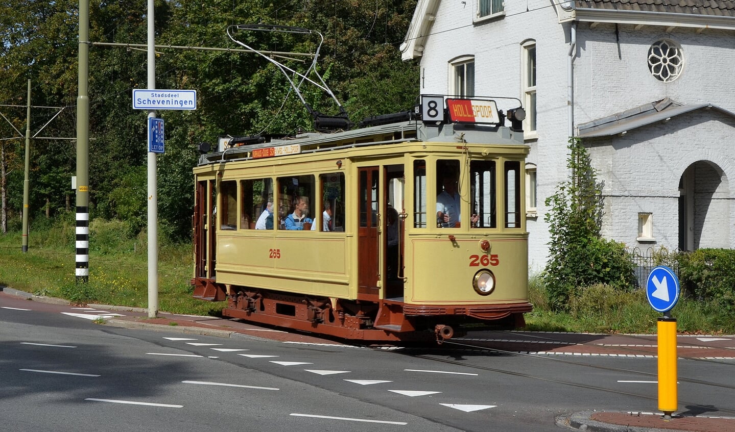 De historische tram 265 uit 1920 rijdt op Koningsdag ritten door de binnenstad.  