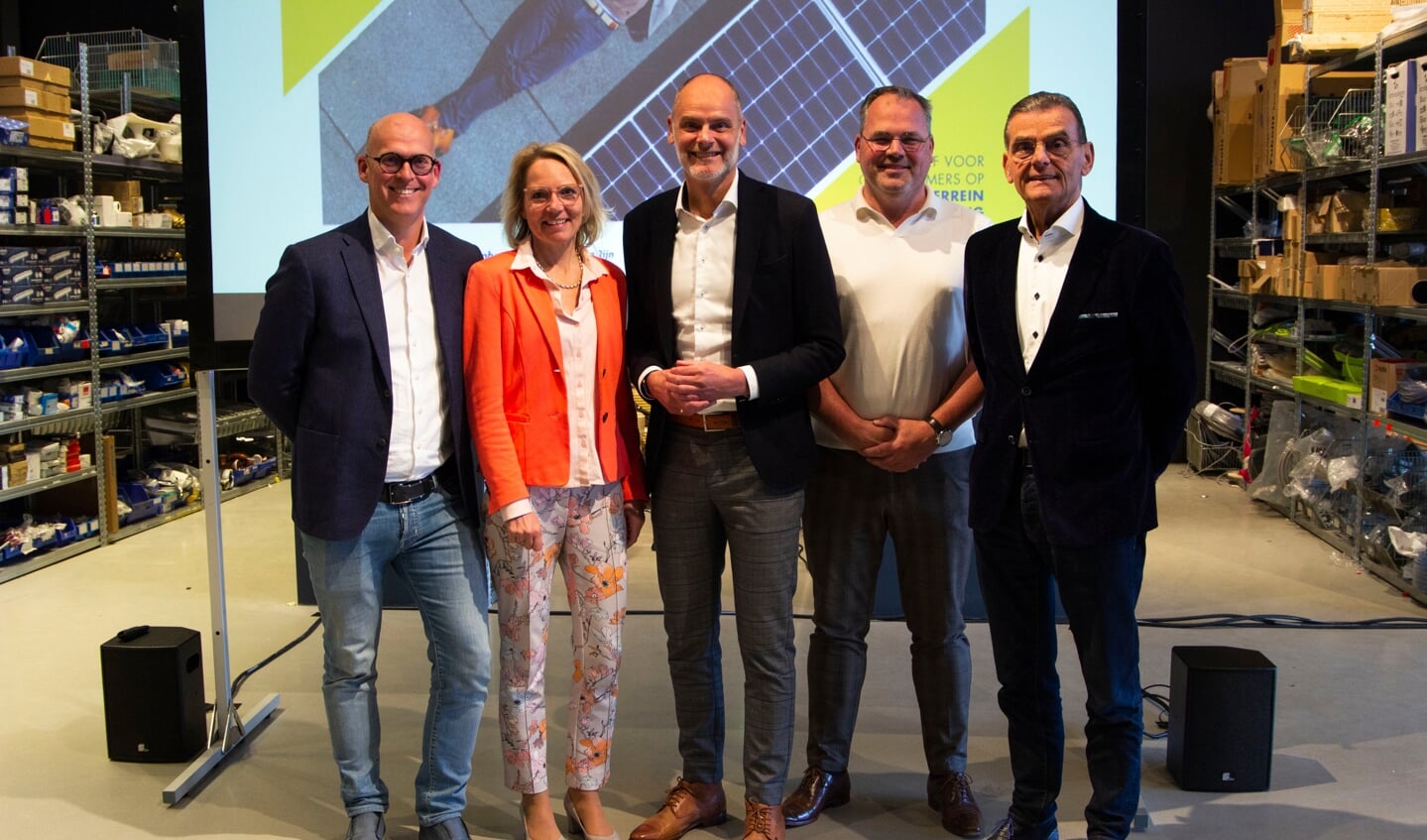 Dennis van der Werff (VOA-bestuur), Elles in ’t Veld (VOA-voorzitter), Wim Nobel (Rabobank), Joost Berkhout (EDBA), Gerard van As (wethouder gemeente Alphen aan den Rijn)