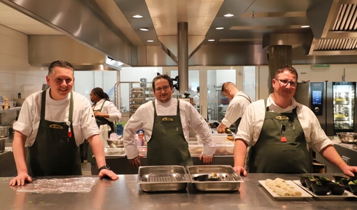 De drie chef-koks Gijs Verbeek, Erik van Meerkerk en Robert Siedenburg zorgen voor een flitsende start in de centrale keuken.