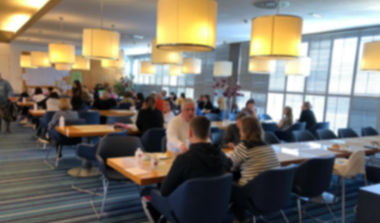 Oekraïense vluchtelingen in de eetzaal van het Best Western Hotel tijdens het informatiespreekuur. Vanwege hun privacy is deze foto vervaagd.