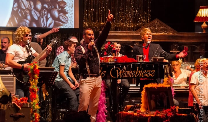 De Vlaardingse Wannebiezz ontbreken niet in het muziekprogramma op Koningsdag. Zij staan garant, samen met een gelegenheidskoor, voor een muziekfestijn op het Veerplein.