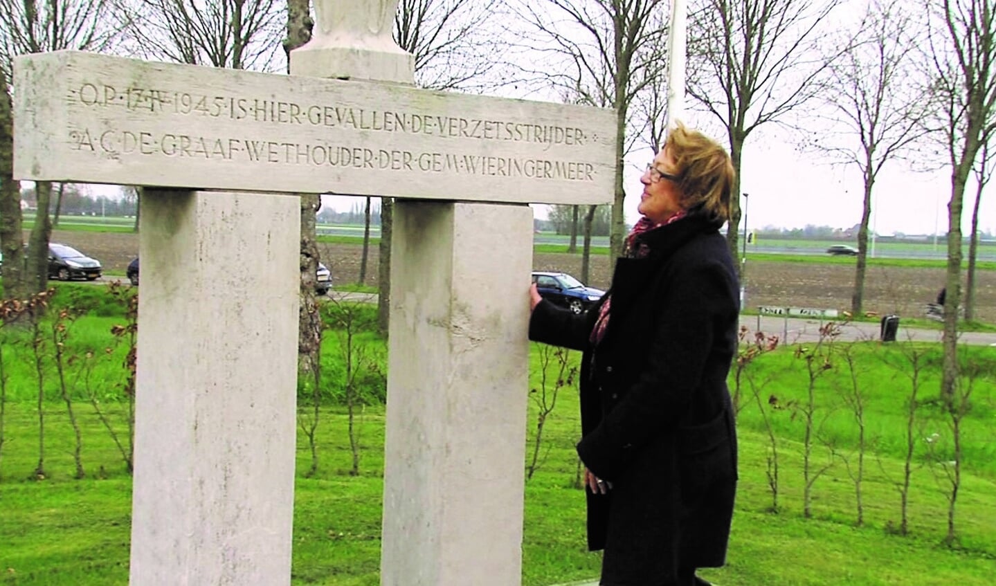 Dochter Irene Biesheuvel-de Graaf bij het oorlogsmonument ter nagedachtenis aan haar vader A.C. de Graaf. Een moment uit de documentaire oorlogsmonumenten vertellen.