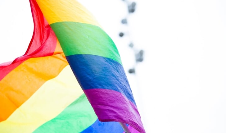 De regenboogvlag staat symbool voor de LGBTI+-gemeenschap.