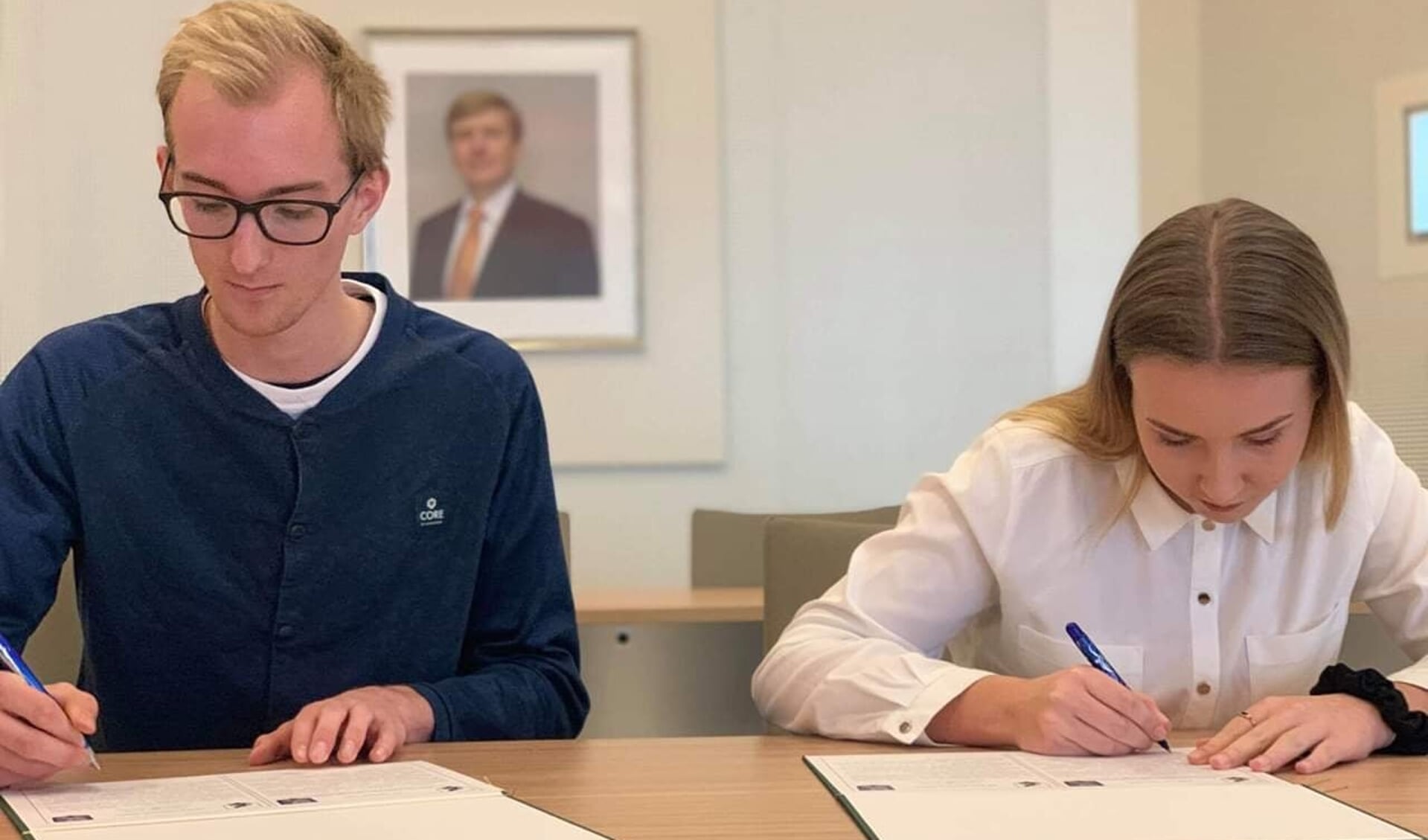Marcel Dijkstra en Angelika Mamet ondertekenen de samenwerkingsovereenkomst.