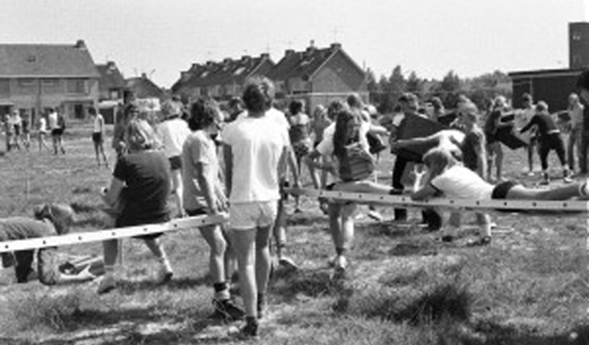 Sportdag uit de tijd toen de foto's nog zwart/wit en analoog werden gemaakt.   