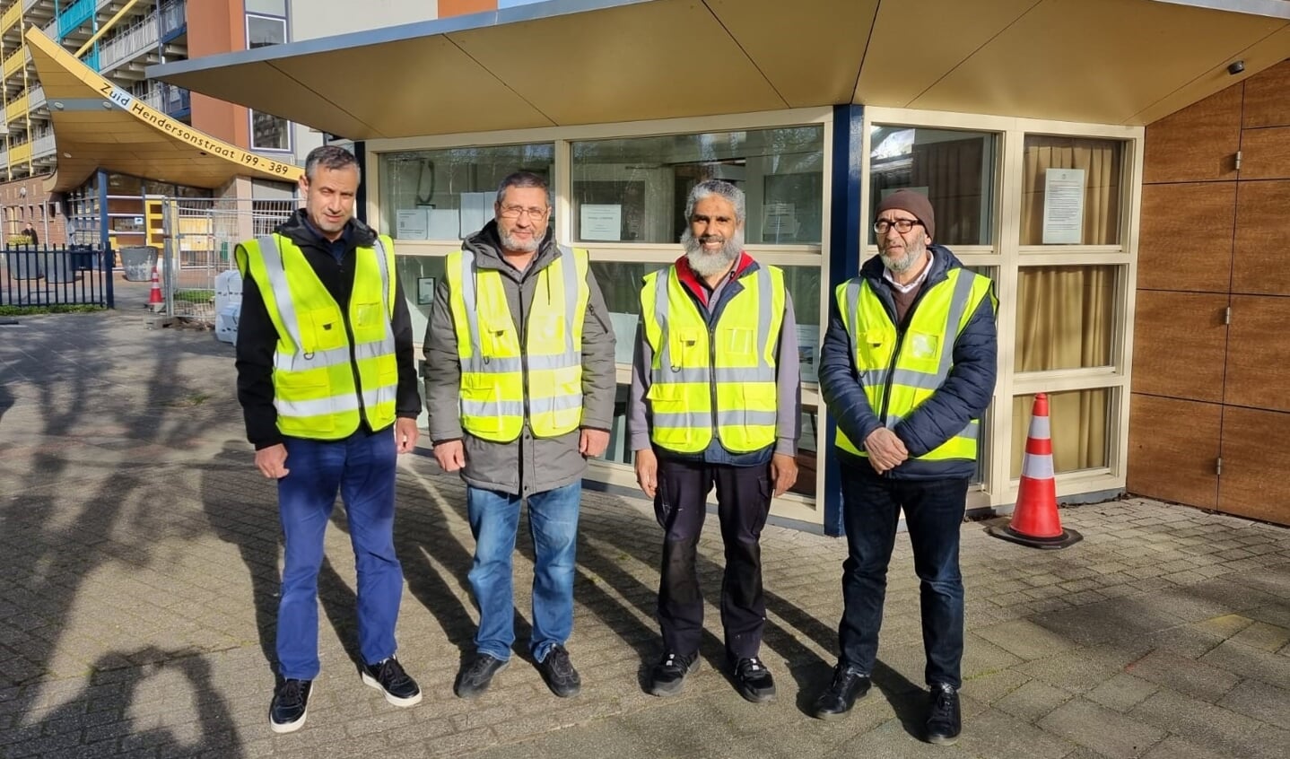 Het wijkteam met buurtvaders. Recentelijk zijn zij door de gemeente in het zonnetje gezet vanwege hun rol in de stad.