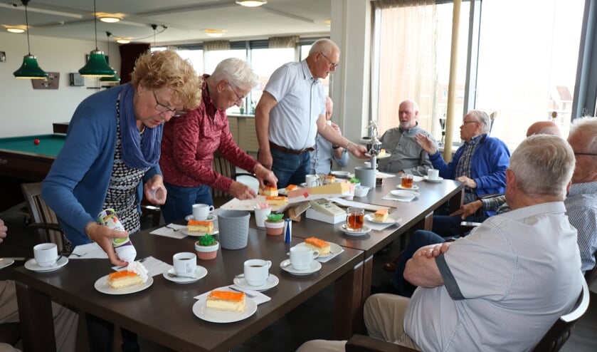 Ina hielp met de koffie.