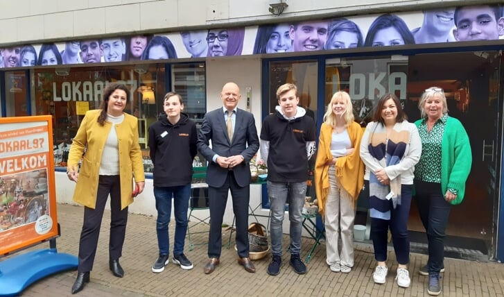 Burgemeester Bert Wijbenga en wethouder Jacky Silos brachten een bezoek aan Lokaal97, de leerwinkel van het Geuzencollege op de Hoogstraat.