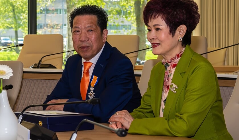 Tseng Pi Chi met zijn vrouw terug naar desk met zijn lintje.