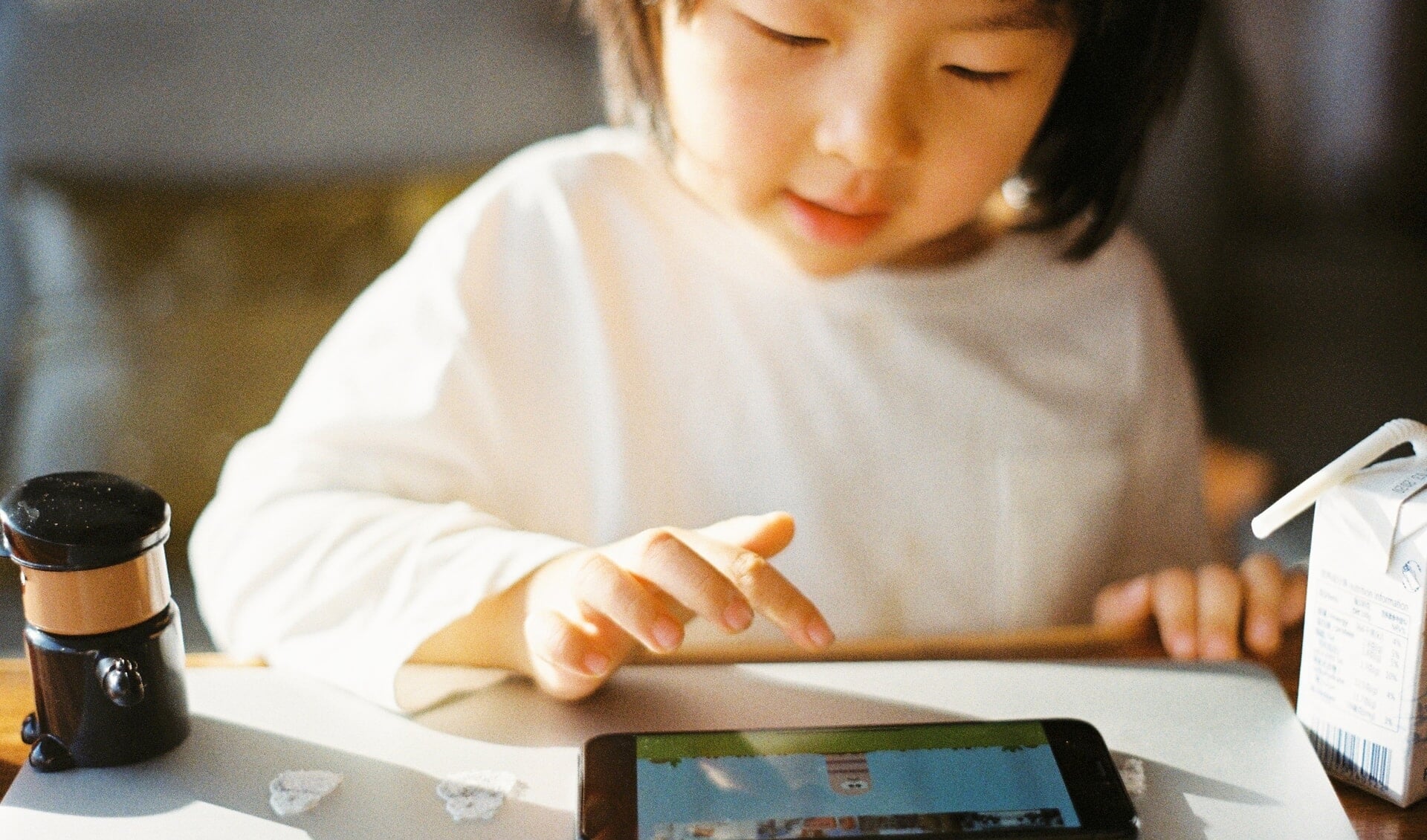 Jong kind op een tablet