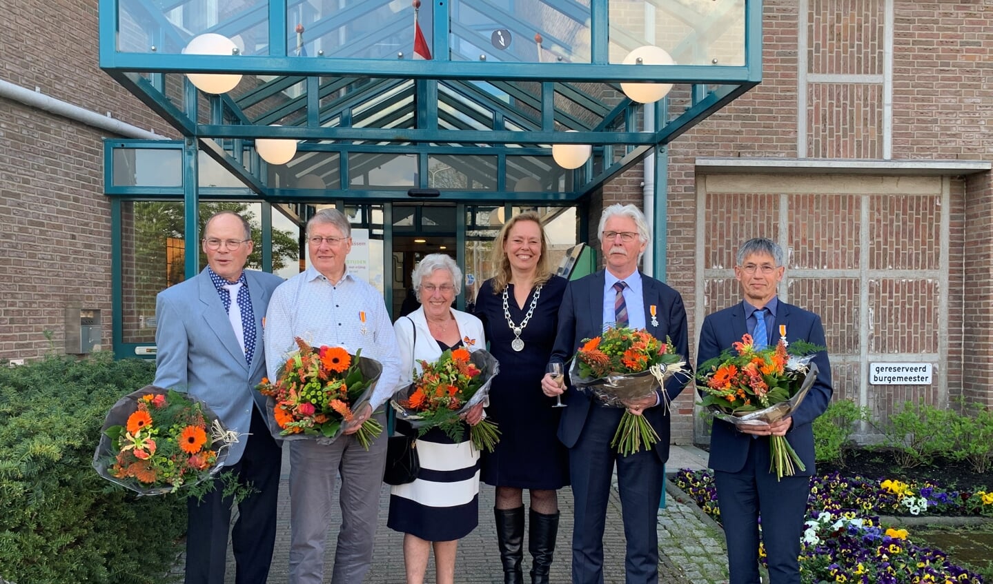 De gedecoreerden met burgemeester Astrid Heijstee-Bolt.