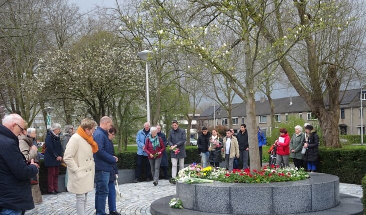Nabestaanden leggen bloemen neer ter nagedachtenis aan de slachtoffers