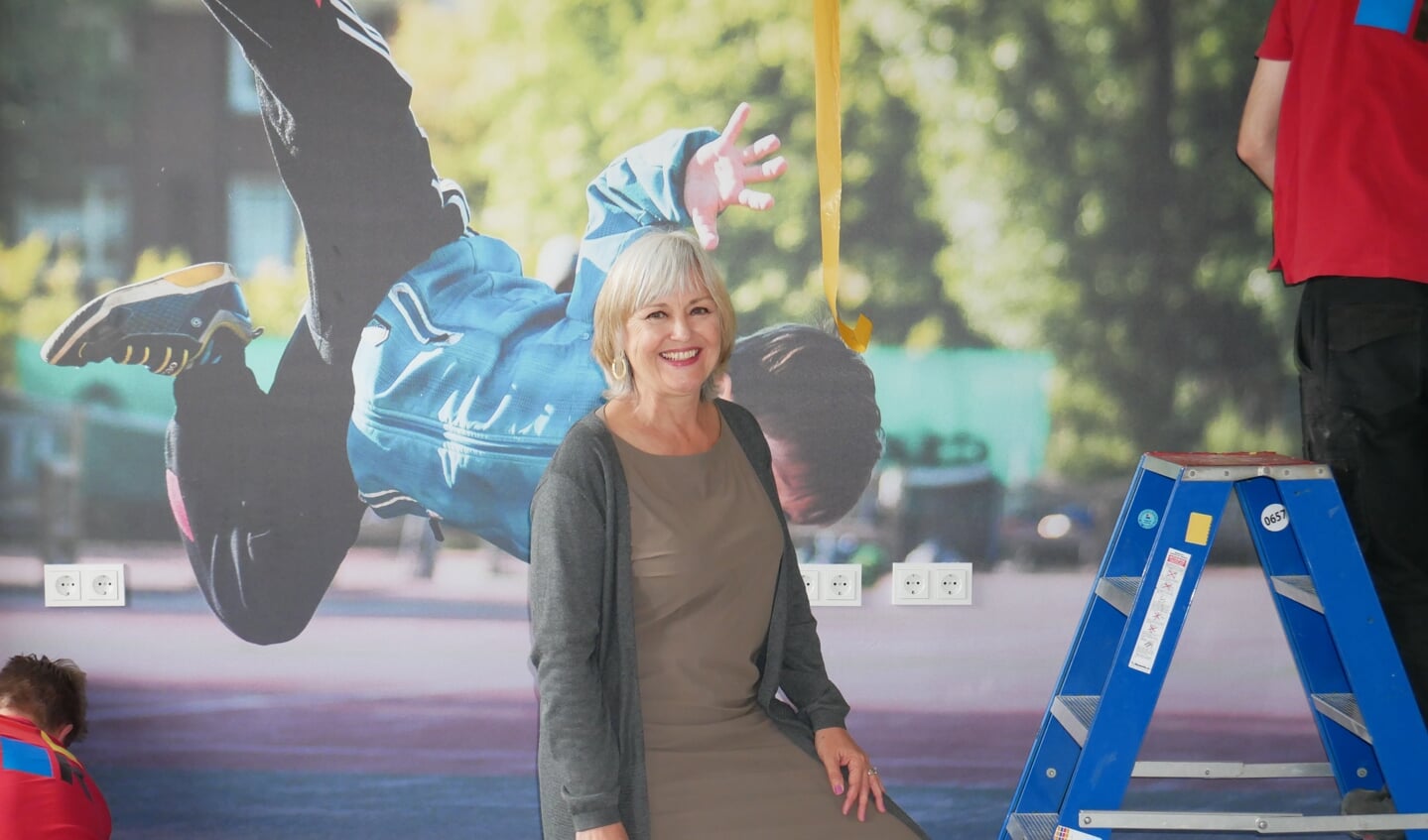 Directeur-bestuurder Patty Jacobs: "Vanaf maandag 2 mei is dit mijn werkplek." Achter haar zijn er nog volop werkmannen bezig.