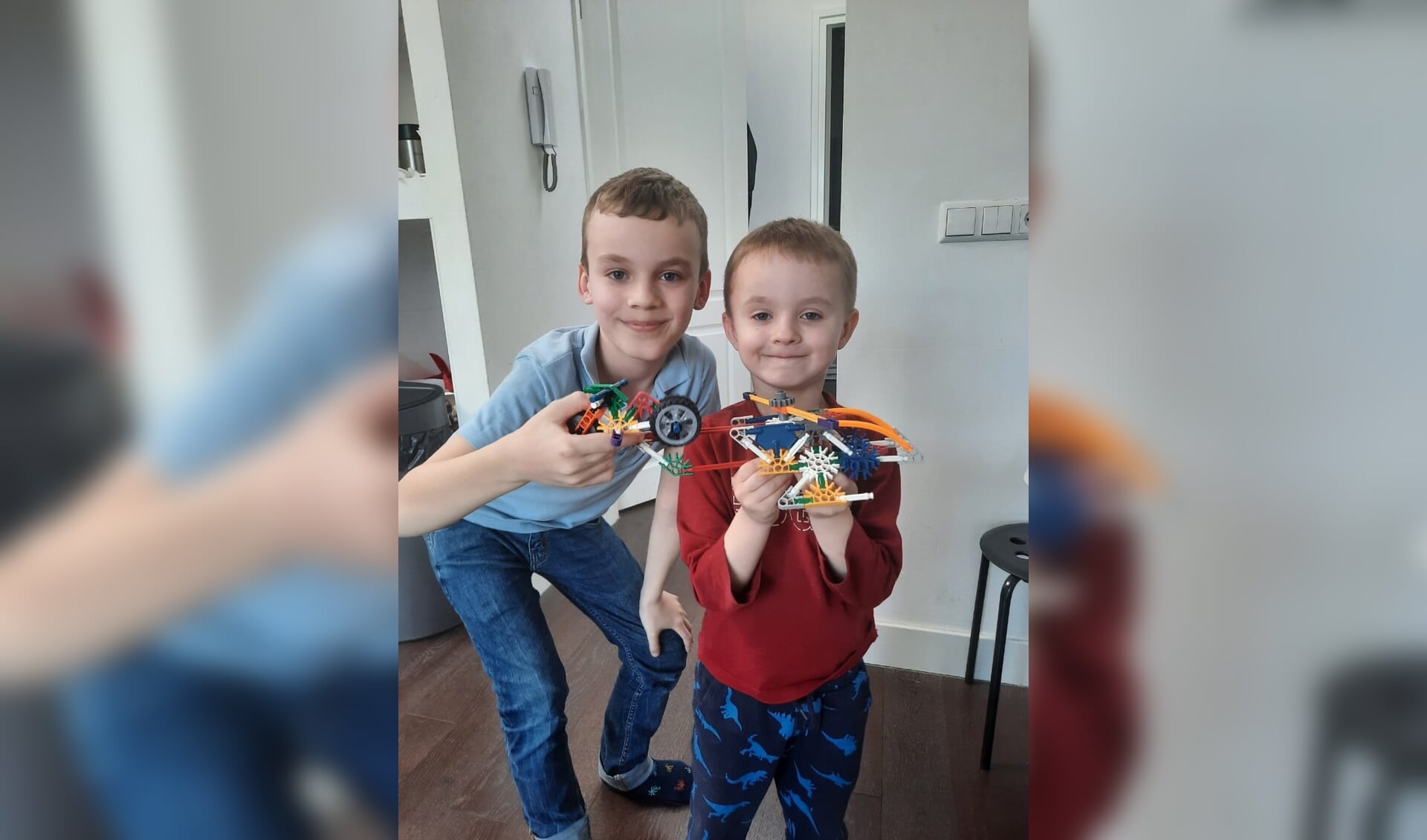 Ondanks de vlucht uit de Oekraïne vermaken de twee jongste van het gezin zich onder andere met speelgoed wat door welwillende Vlaardingers is geschonken