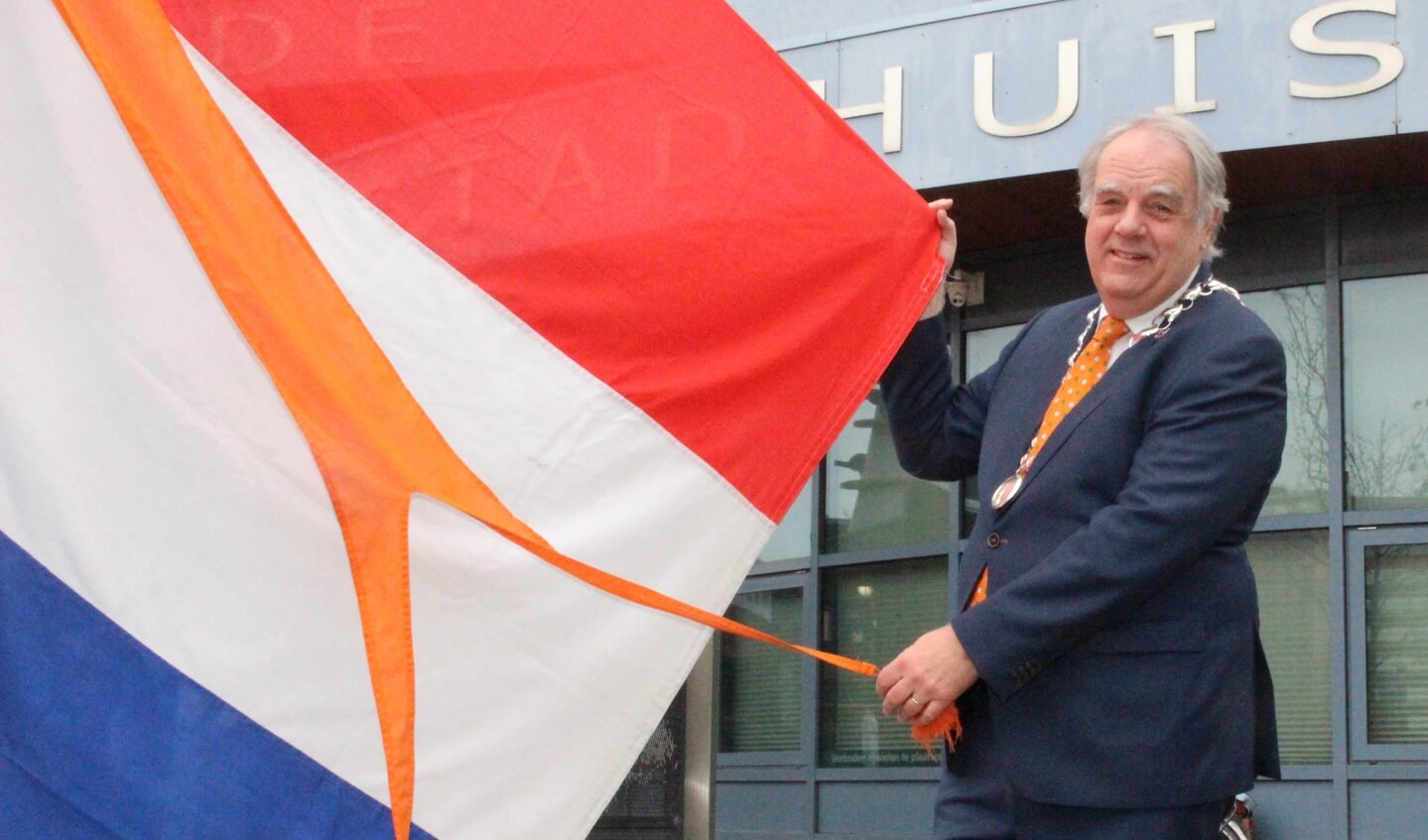 Het is nog vroeg in de ochtend van Koningsdag als wnd. burgemeester Bas Verkerk de vlag hijst voor het gemeentehuis.