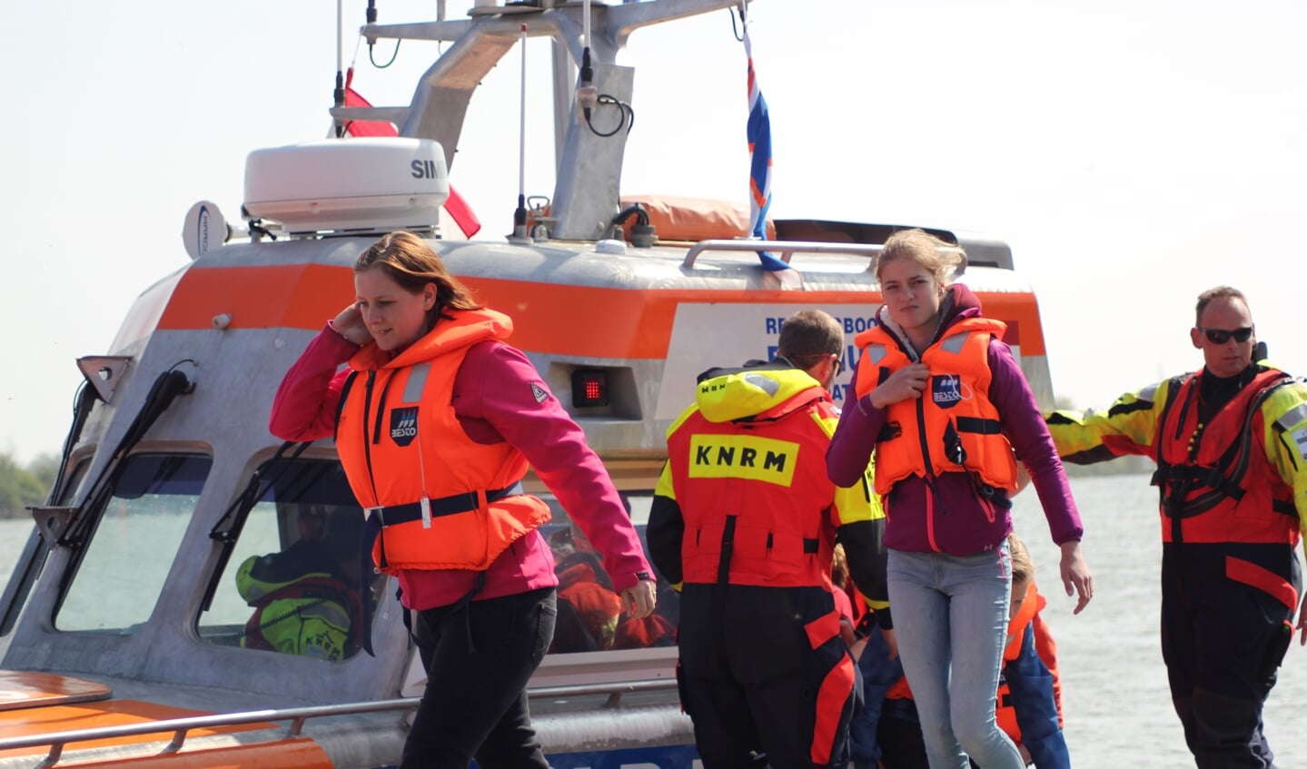 Donateurs mogen meevaren op de reddingboot.