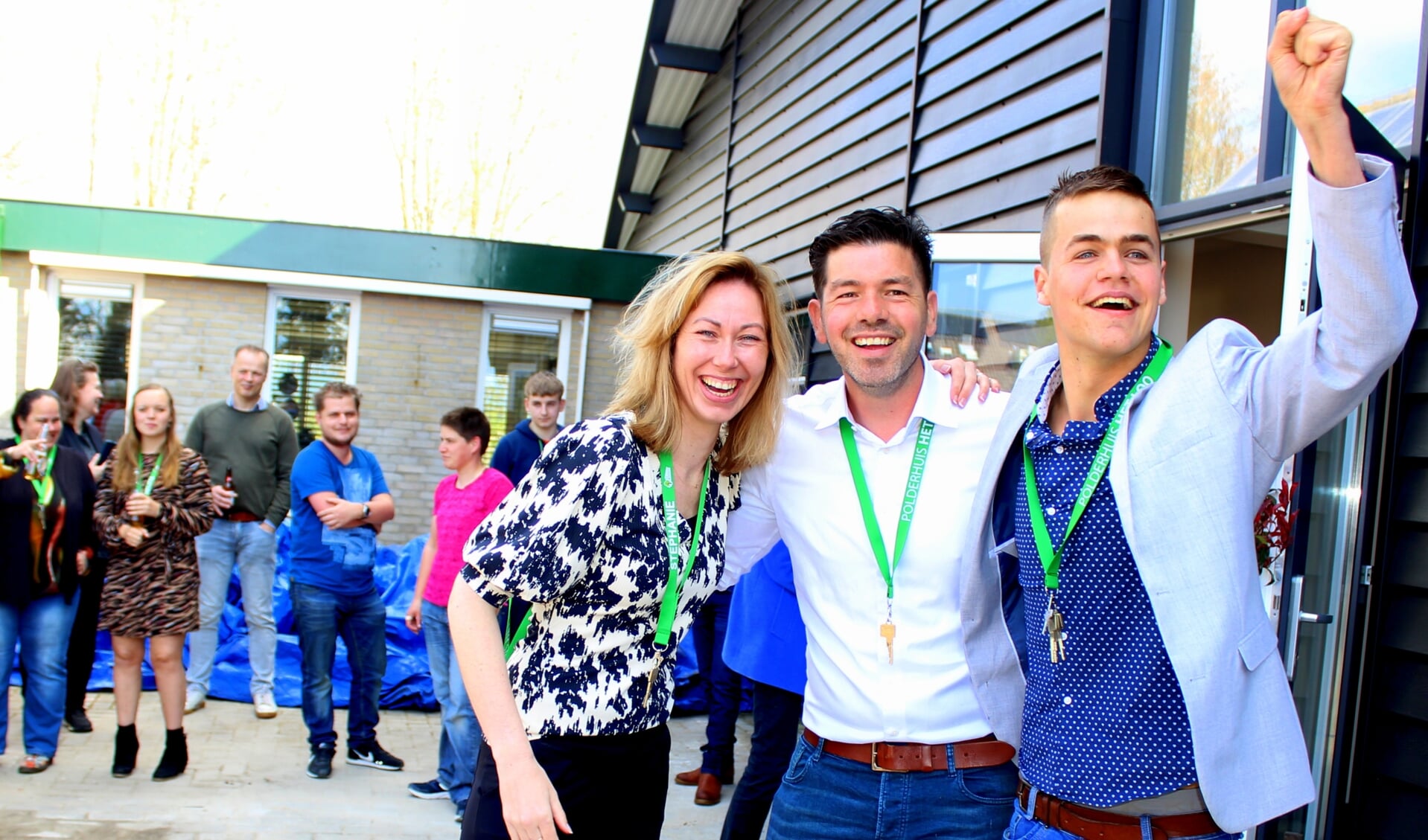 Oprichters Jaap en Stephanie Loomans met bewoner Luke (re) vieren het drukbezochte openingsfeest van Polderhuis Het Loo.