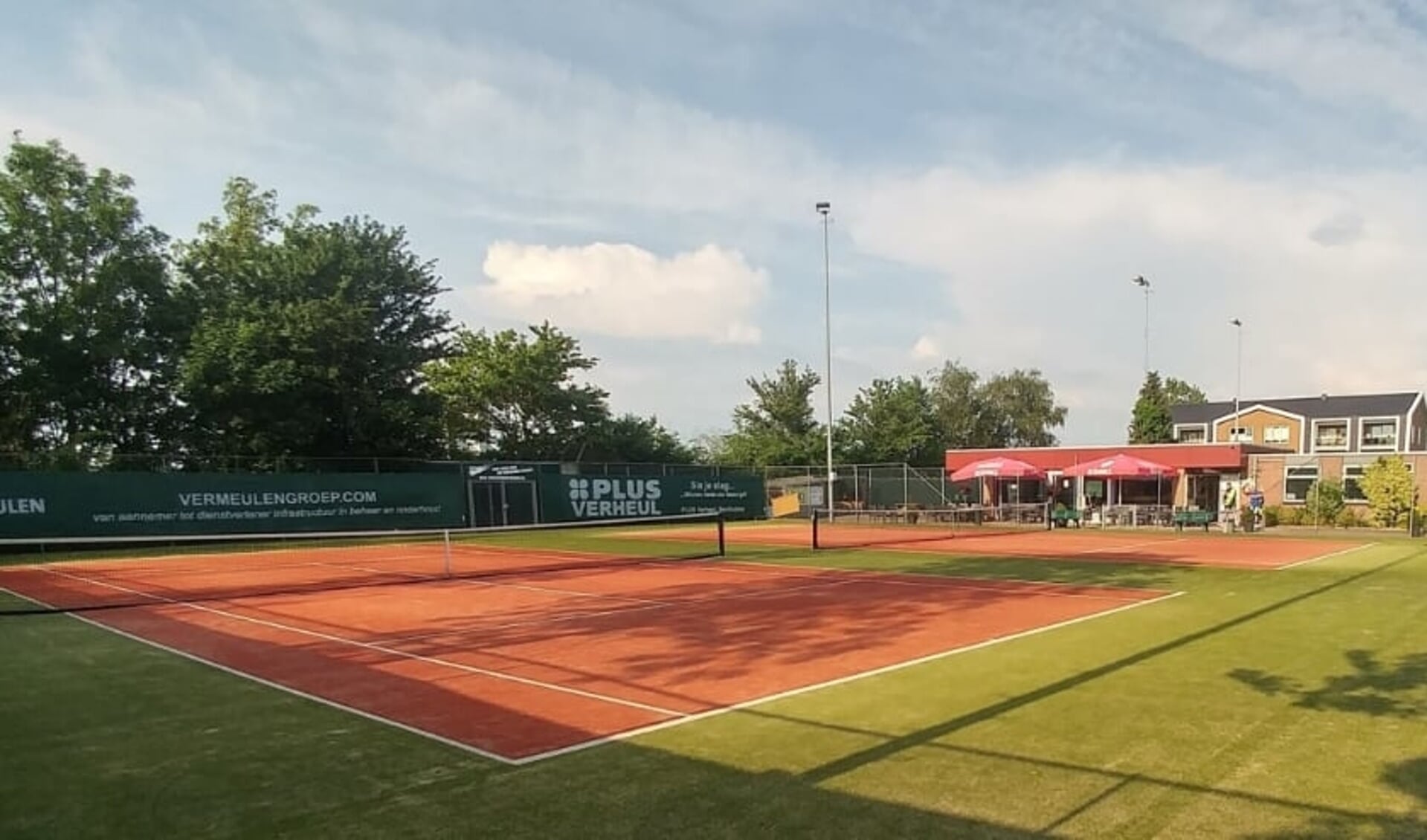 De Benthuizer Tennisclub nodigt kinderen vanaf 6 jaar uit om te komen tennissen. 