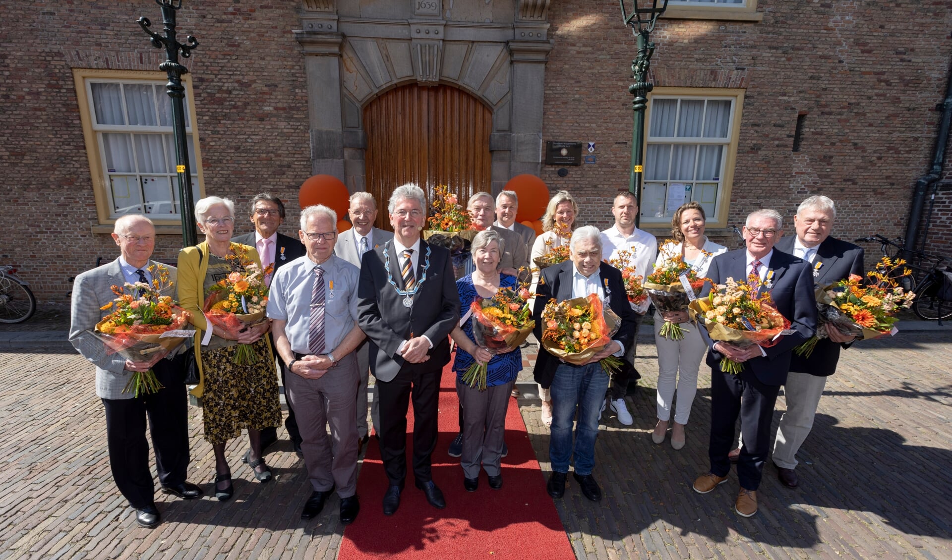 De gedecoreerden samen met burgemeester Edo Haan. 