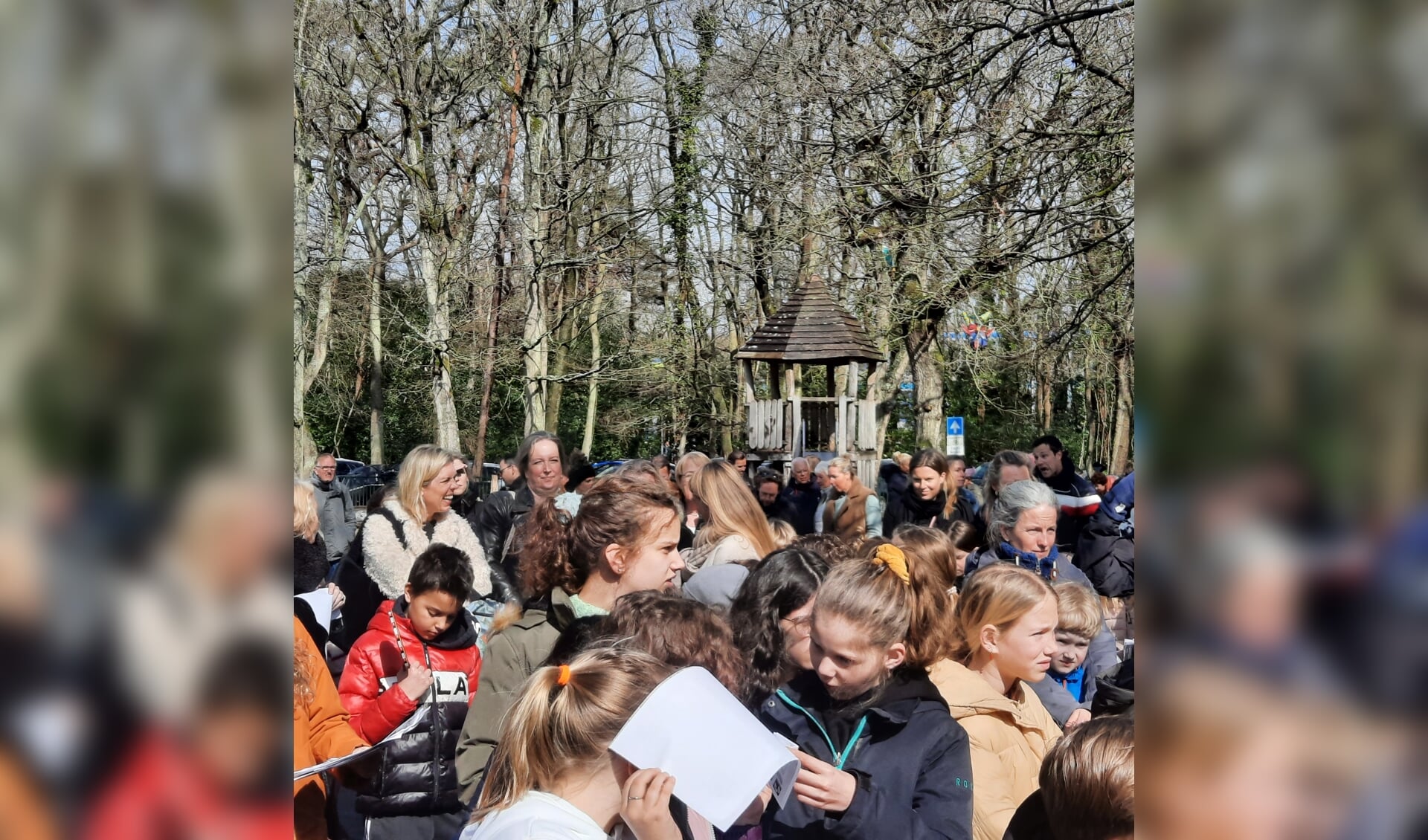 Het schoolplein in het bos was een groot feest