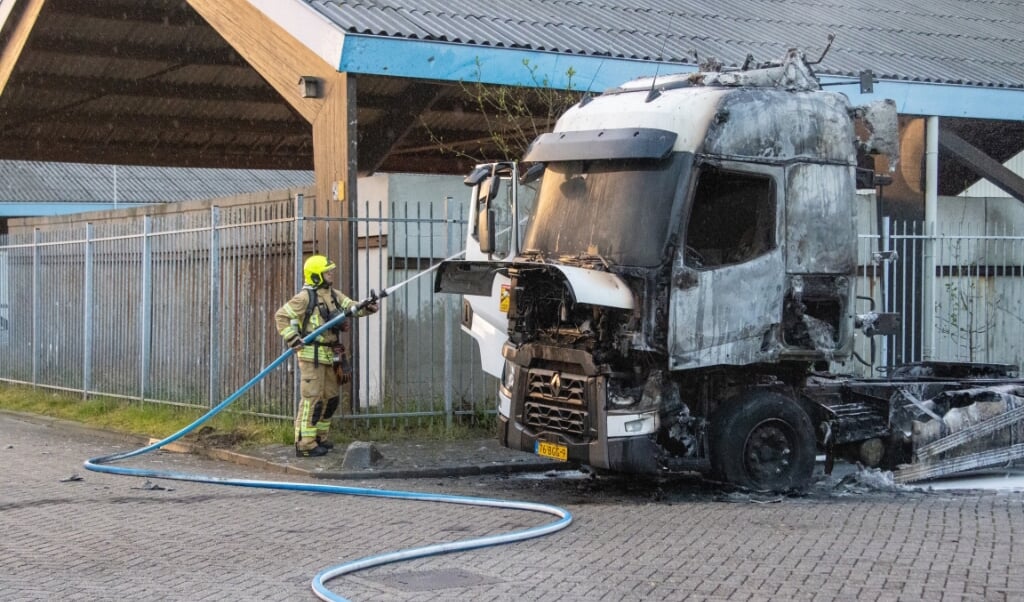 Vrachtwagen brand volledig uit in Schiedam