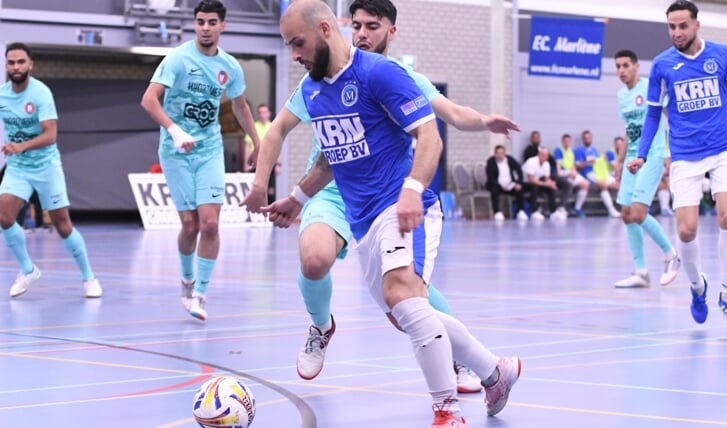 FC Marlène's Amir Molkorai in duel met Souffian Charraoui van Hovocubo.