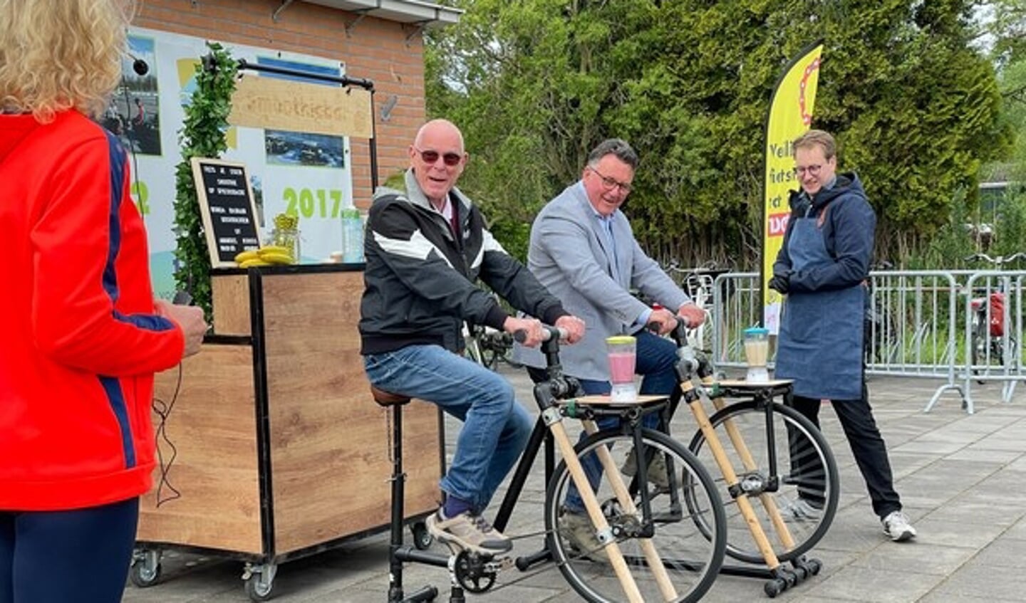 Op een speciale fiets trapten Rotgans en Hegger een kant-en-klare smoothie bij elkaar.