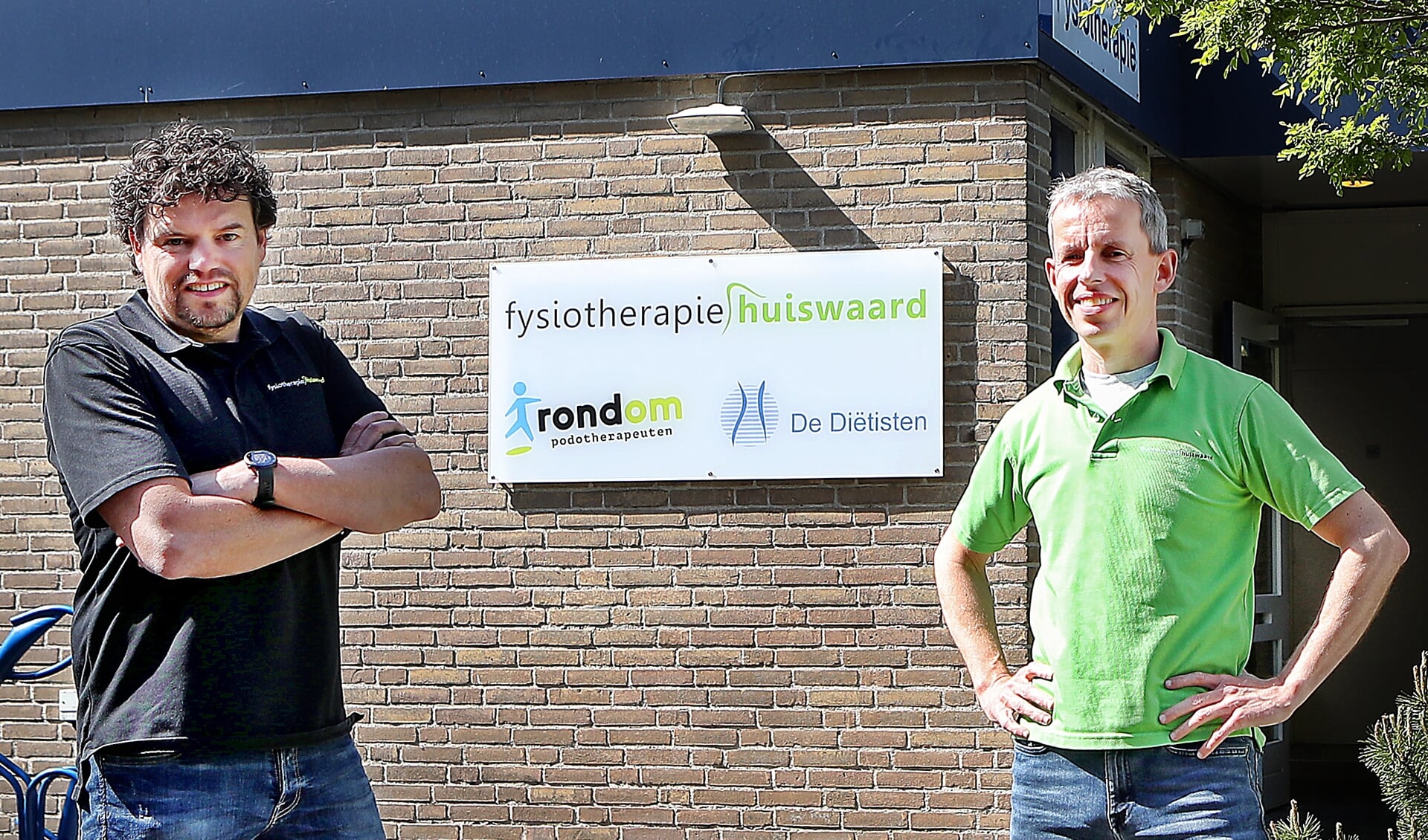 Sander Jacobi (l) en Jeroen Nollet (r) vieren het tienjarig bestaan van Fysiotherapie Huiswaard.