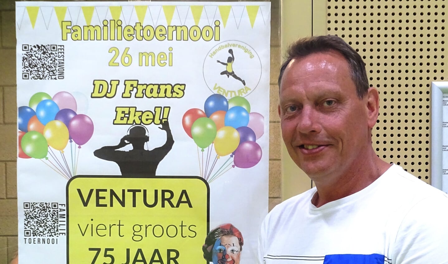 Voorzitter Bernard Dries is trots op zijn Ventura en vertelt met verve over de jubileumdag. (foto: UW/gsv)