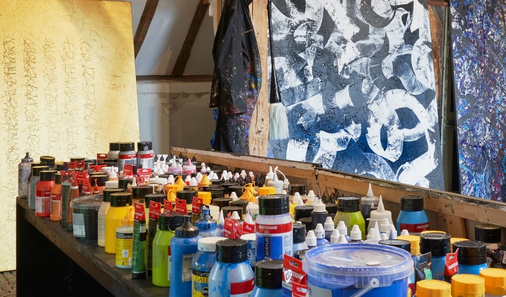 Het atelier van Herman van Veen is van zichzelf al een kunstwerk.