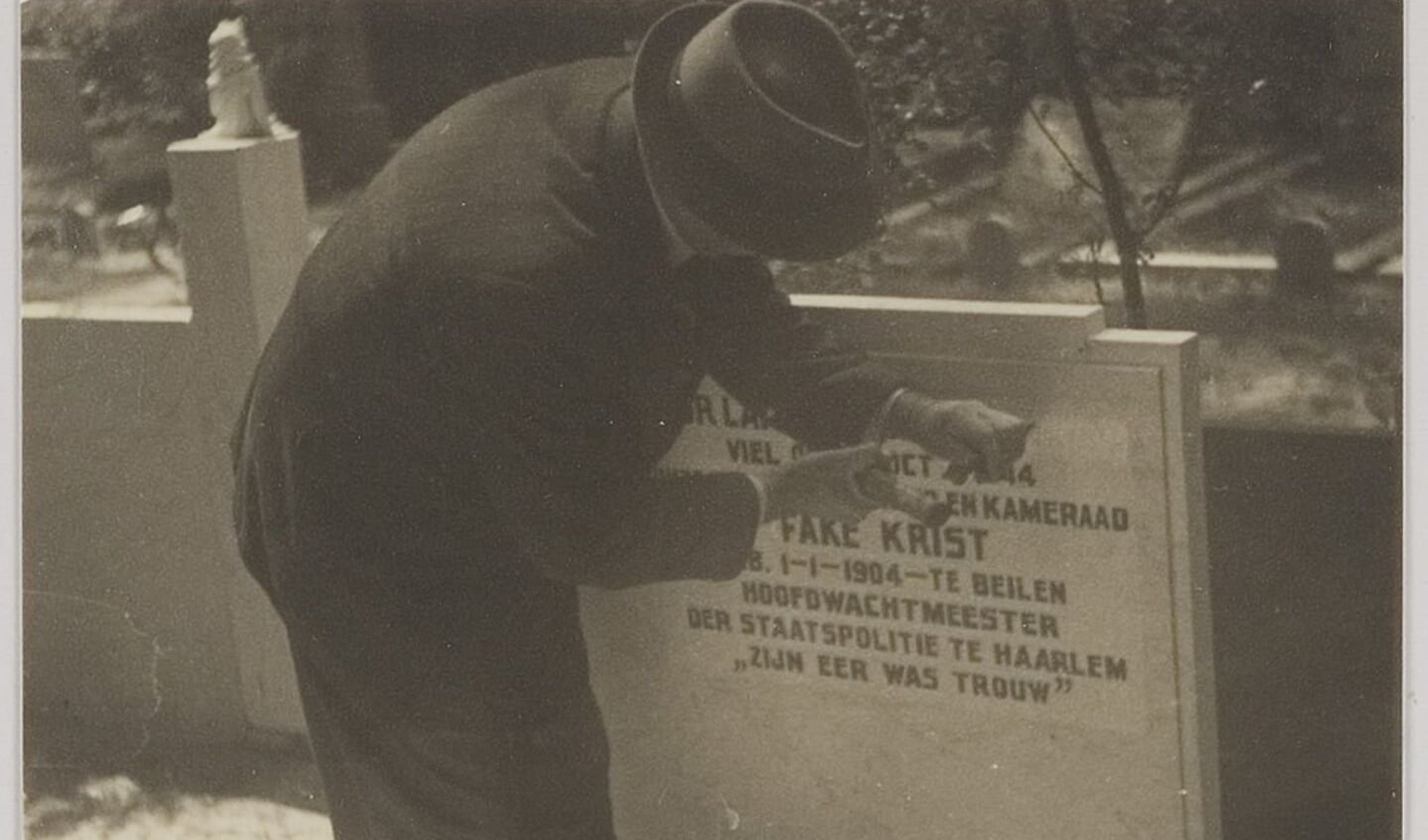 Verwijderen van tekst op de grafsteen van Fake Krist, na de oorlog. 