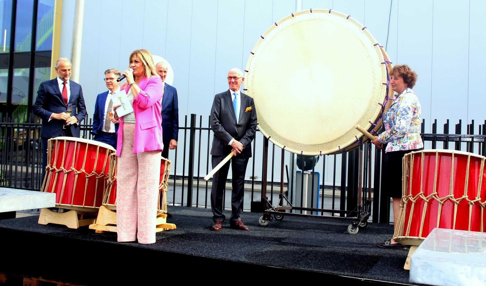 Burgemeester Liesbeth Spies en Peter Menken staan klaar bij de Japanse trommel, aangekondigd door Laura Vlasblom. 