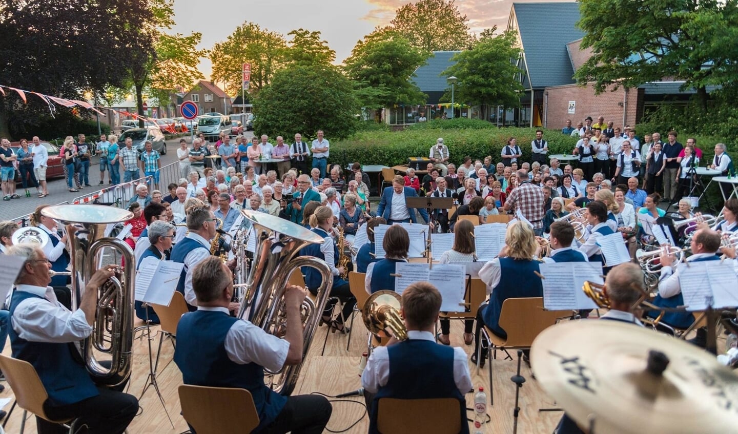 Zaterdag 21 mei speelt St. Caecilia op het plein bij de Martinuskerk in Zwaag.