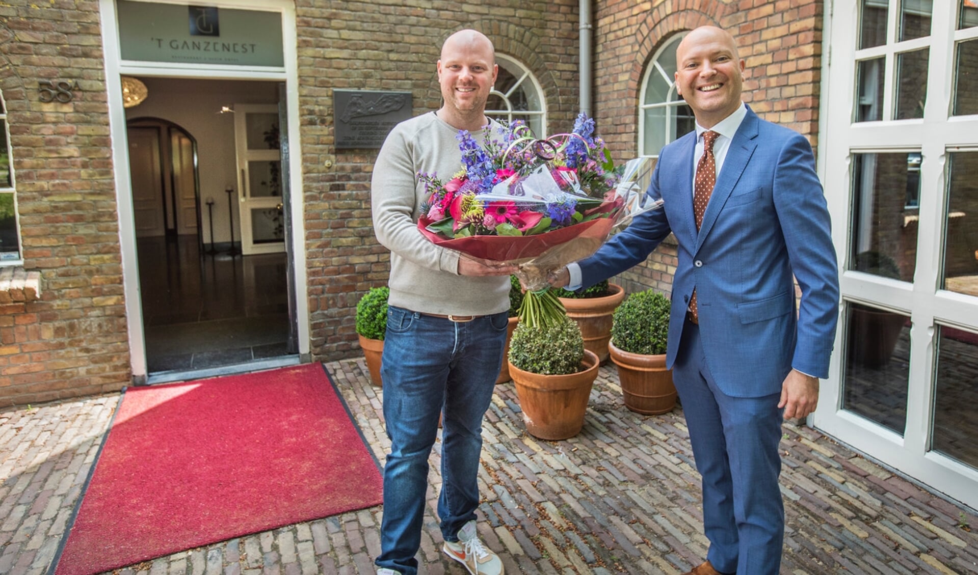 Wethouder Armand van de Laar komt een bloemetje brengen bij Erik Tas, die een Michelinster heeft verdiend met zijn restaurant 't Ganzenest.