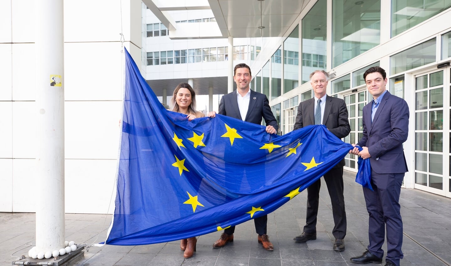 In Den Haag worden op de Dag van Europa op verschillende plekken in de stad de Europese vlag gehesen, onder andere bij de Hofvijver.