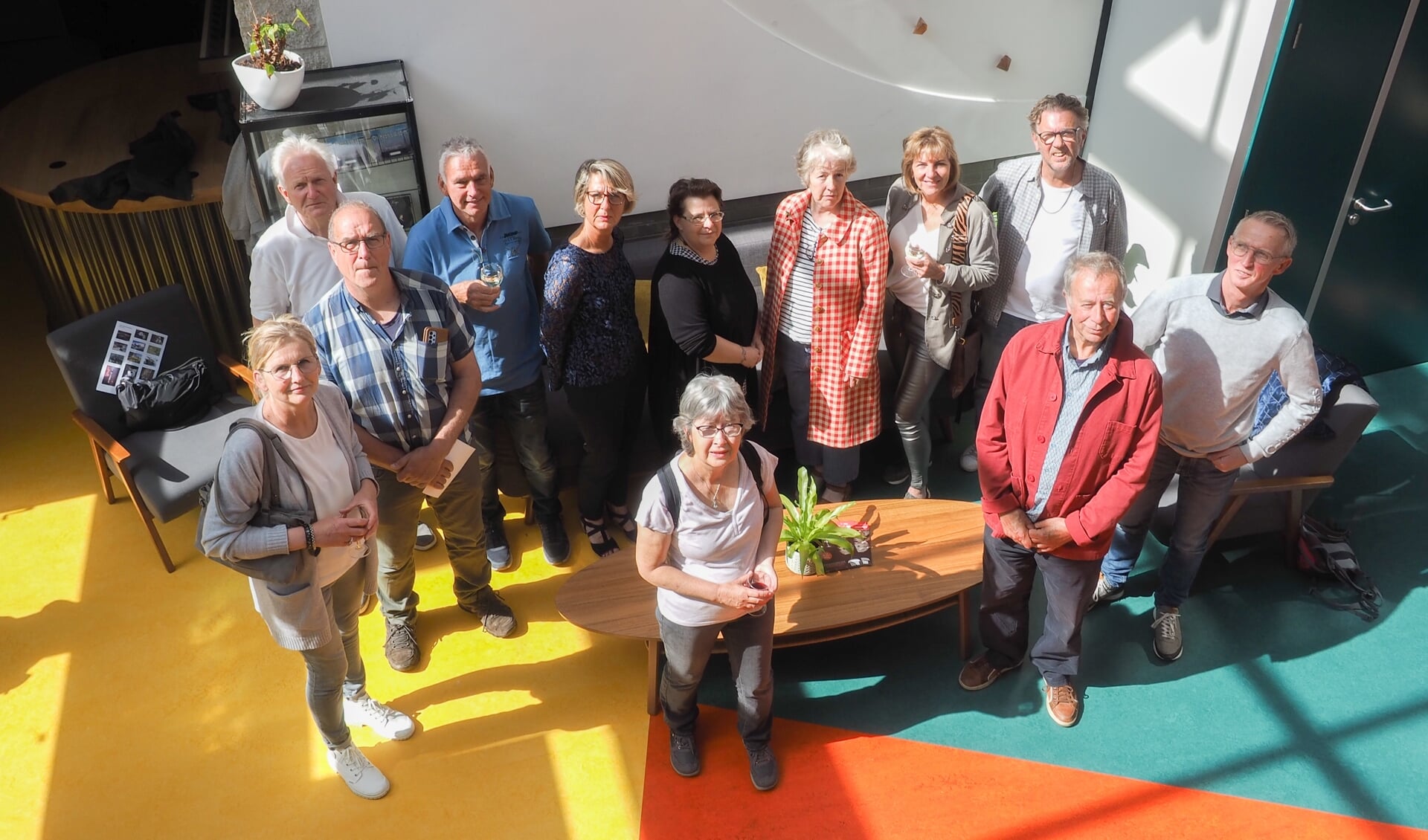 De Exposanten Mieke Boon, Suzanne Groot, Loes Heerkens, Kees Jak, Jeroen Jansen, Kevin Kamphuis, Caston Kroon, Arnold Kuil, Marion Meyer, Maaike Ouwehand, Sjaak Peters, Lisetta Rosita, Willeke Scholz, Henk Tummers, Ed Vermeulen en Ria Vermeulen met Tim Knol tijdens de opening.