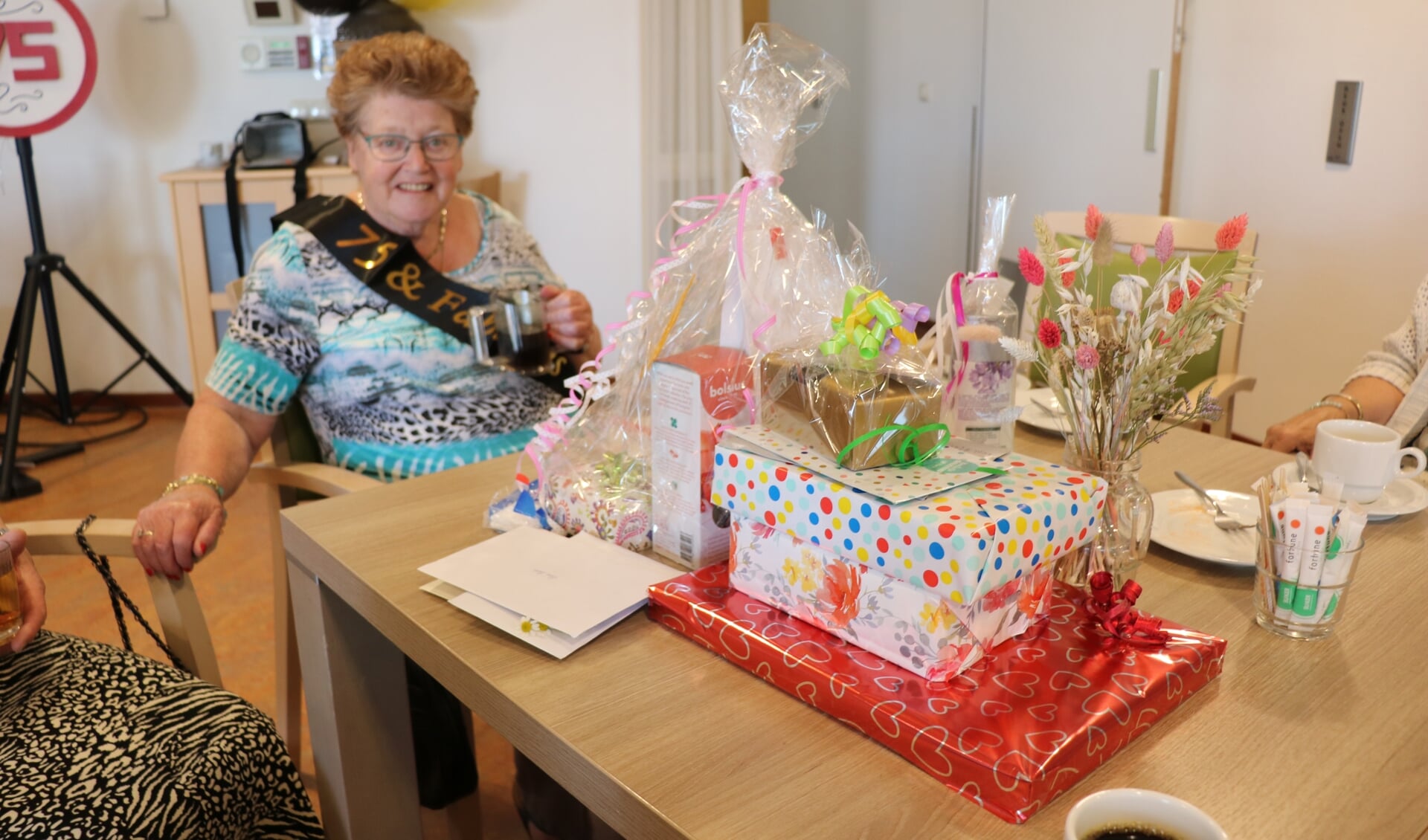 Bets werd voor haar 75e verjaardag verwend met mooie cadeaus.