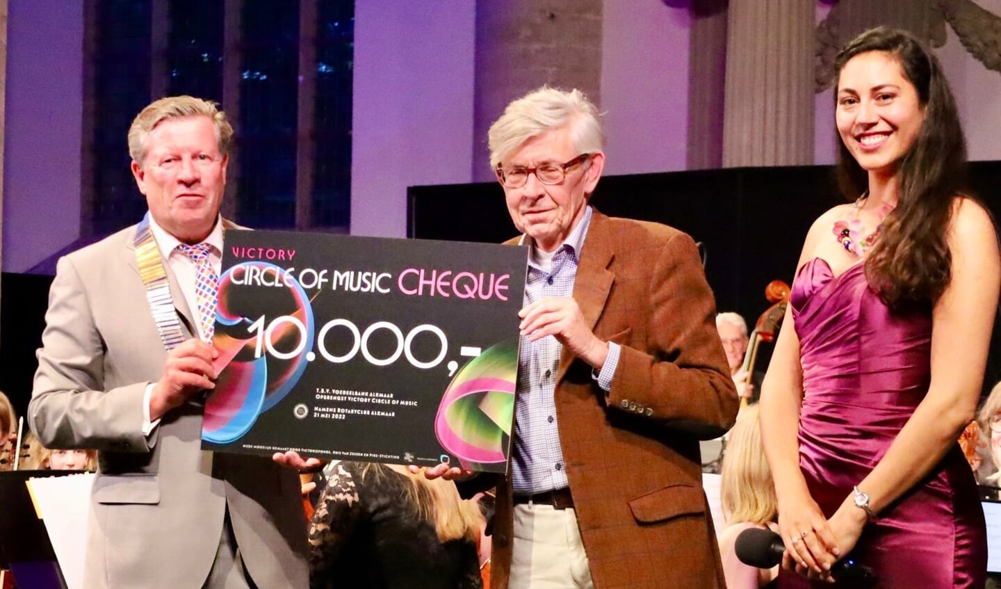 Niek Bolten, voorzitter Rotaryclub, Jules Emmaneel, voorzitter Voedselbank en Mena Leila Kilani, presentator concert.