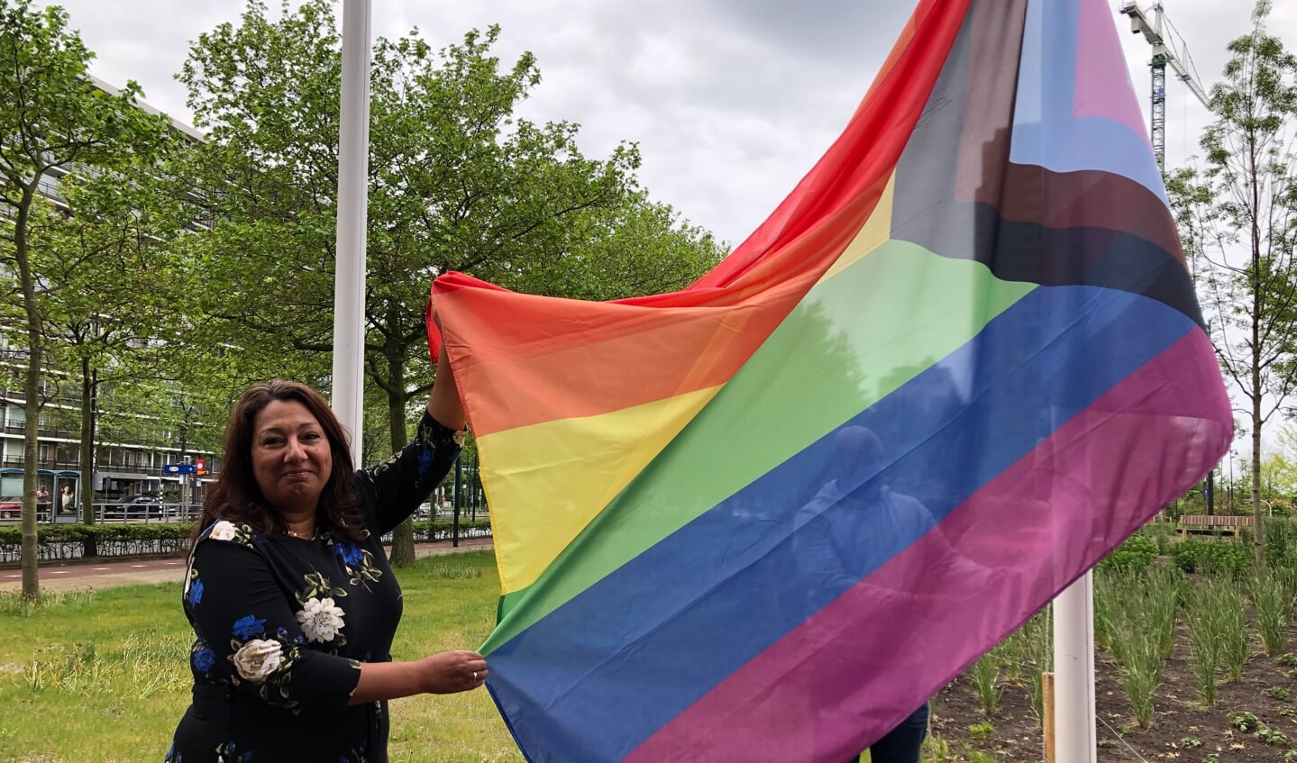 Wethouder Johanna Besteman (o.a. Welzijn) vlak voor het hijsen van de regenboogvlag, die dit jaar ook de kleuren draagt van het COC.