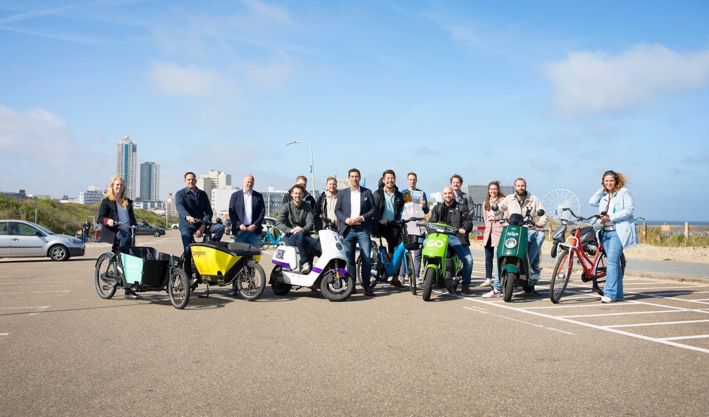 Gemeente en aanbieders hebben nieuwe afspraken gemaakt om overlast door verkeerd geparkeerde deelscooters en -fietsen deze zomer op Scheveningen tegen te gaan.