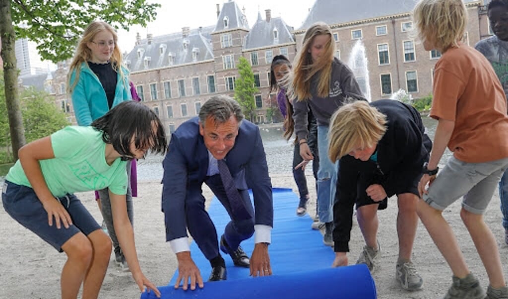 Minister Mark Harbers rolde dinsdag 11 mei naast de Hofvijver in Den Haag de blauwe loper uit samen met kinderen voor de toekomst van ons drinkwater.