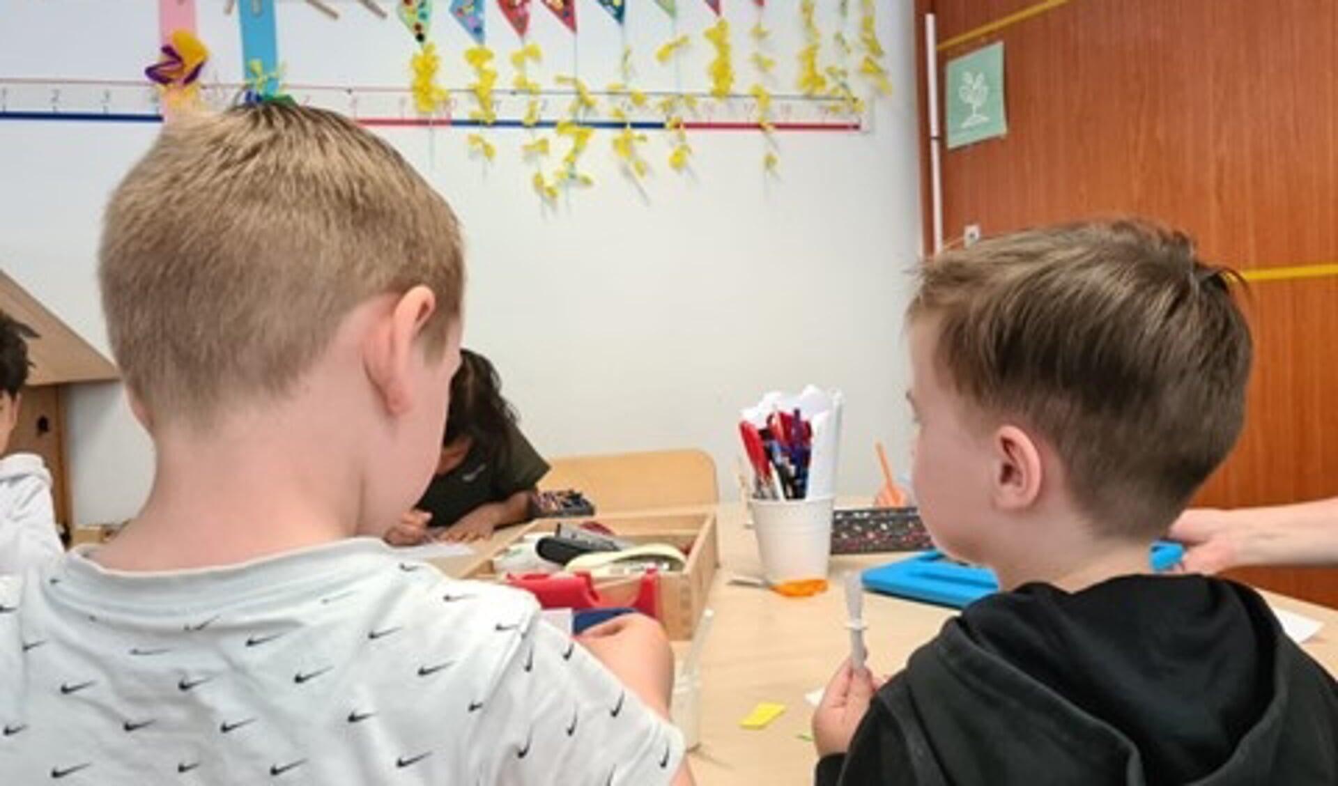 De kleuters maken de peuters alvast wegwijs in de klas.