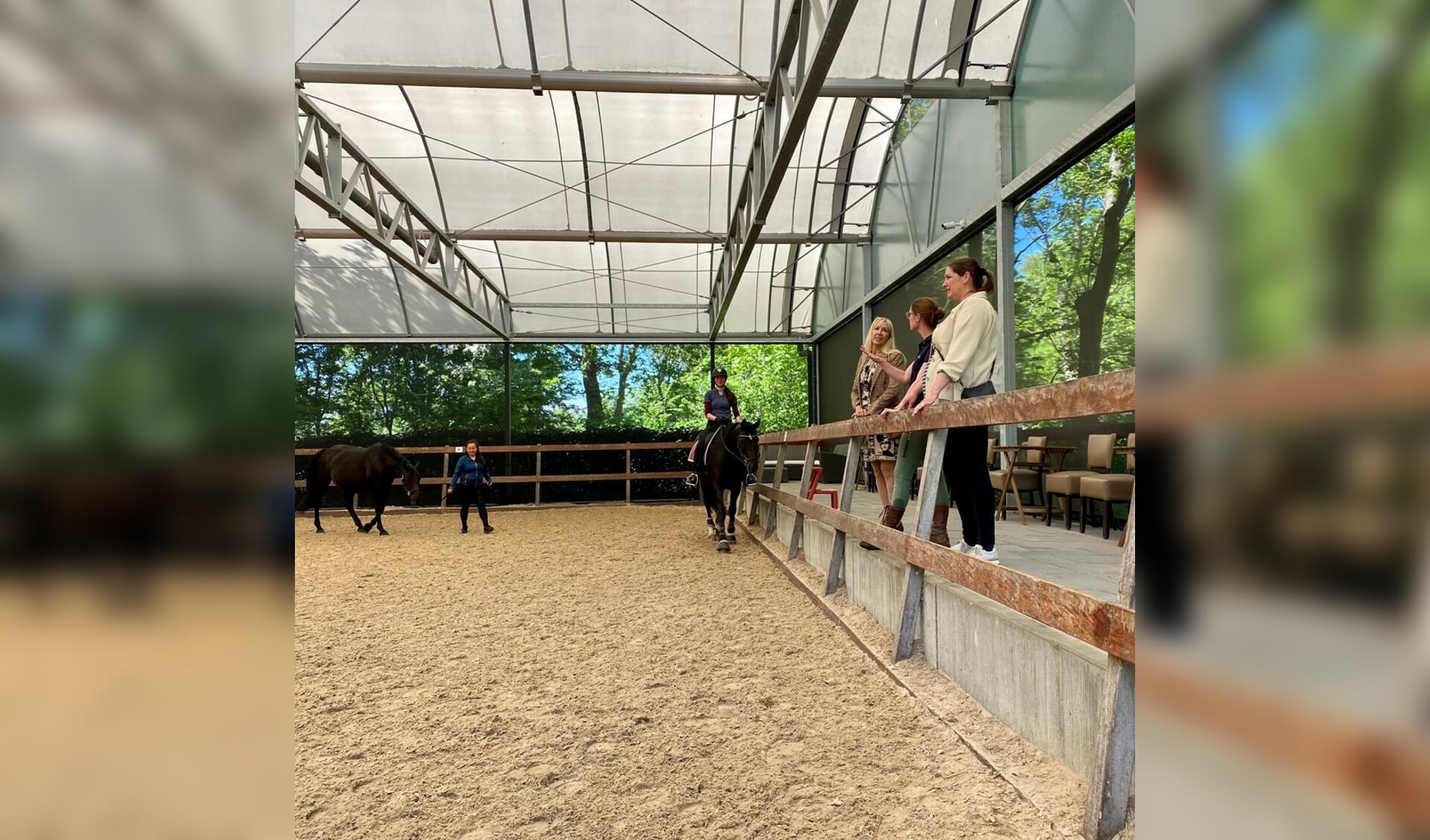 Met een volledig elektrische betonmolen, graafmachine en hoogwerker lukte het de manege om de overkapping zonder stikstof uit te stoten op de buitenbak te krijgen. 